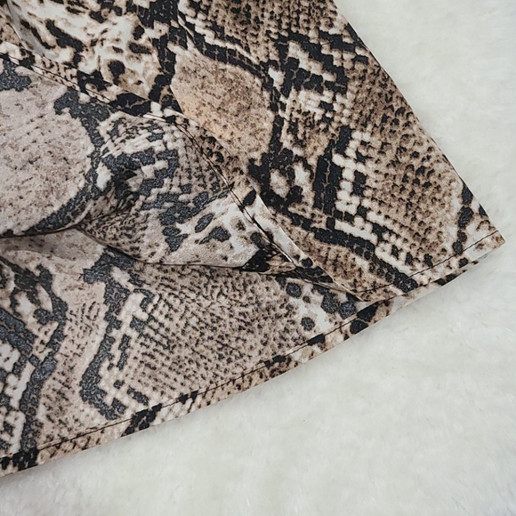 Cute Missguided Woman's Leopard Mini Skirt - Picture 6 of 7